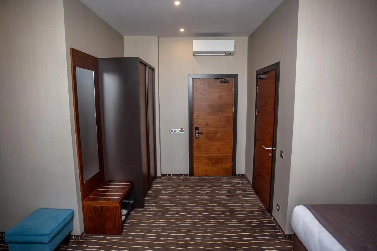 Taurus City Hotel Leopoli